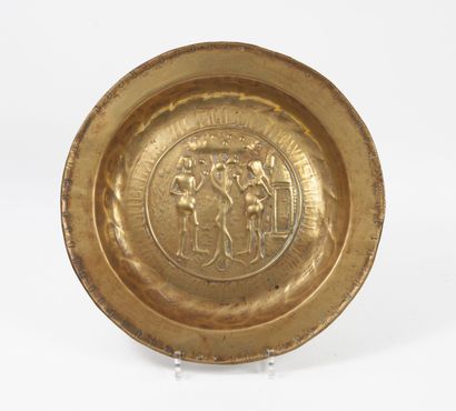 ALLEMAGNE du Sud, Nuremgerg, XVIème siècle Offering dish in embossed brass decorated...