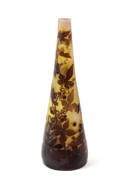 ÉTABLISSEMENTS GALLÉ Vase truncated cone with flat bottom.

Proof in brown lined...