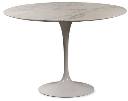 Eero Saarinen (1910-1961) 
Table de salle à manger dite Tulip.
Modèle créé en 1956.
Piètement...