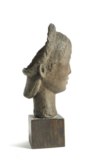 VU CAO DAM (1908-2000) 
Tête de femme, circa 1940.
Sculpture en terre cuite patinée.
Signée...