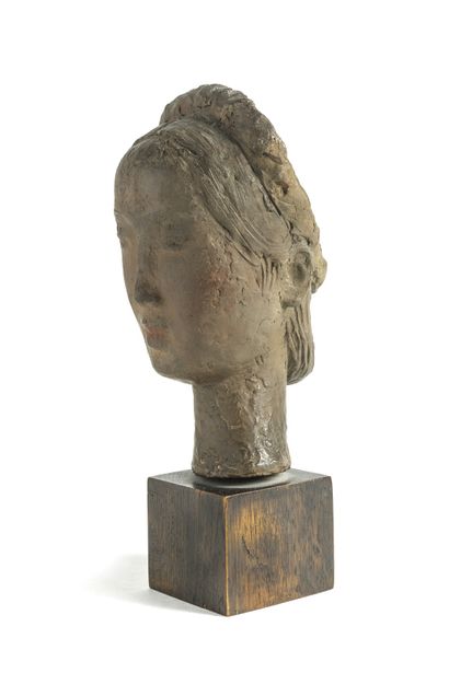 VU CAO DAM (1908-2000) 
Tête de femme, circa 1940.
Sculpture en terre cuite patinée.
Signée...