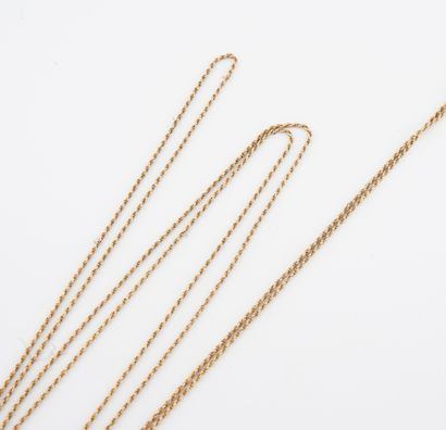 null Long necklace made of a double twisted chain in yellow gold (750).

Screw clasp.

Weight...