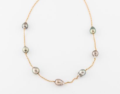 null Yellow gold necklace (750) with seven grey baroque pearls from Tahiti.

Snap...