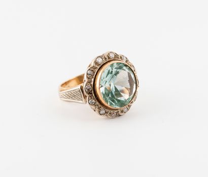 null Yellow gold (585) ring centered on a round faceted blue-green synthetic spinel...