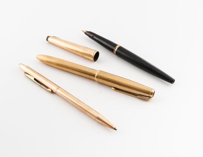 PARKER - Yellow gold (750) fountain pen with grooved decoration. 

Signed.

Gross...