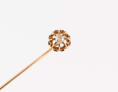 null Yellow gold (750) tie pin with a claw-set old-cut diamond. 

Gross weight :...
