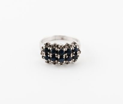 null Silver ring (min. 800) set with two lines of round facetted sapphires in claw...