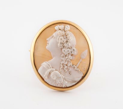  Yellow gold (750) brooch with a cameo on a shell, depicting a bacchante in profile,...