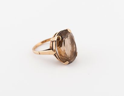Yellow gold ring (375) set with an oval faceted...