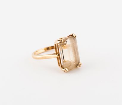 Yellow gold (750) ring set with a rectangular...