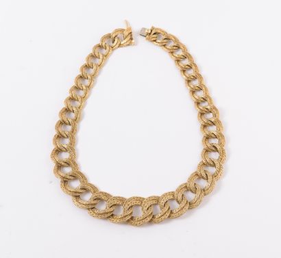 Georges LENFANT 
Yellow gold (750) necklace with twisted links. 





Ratchet clasp...