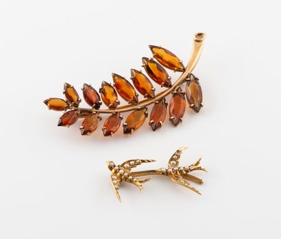  Leaf brooch in yellow gold (750) set with orange quartz or citrines in a claw setting....
