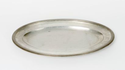 null Grand plat ovale en argent (950), légèrement creux, au bord souligné de filets.

Poinçon...
