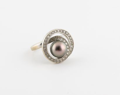 null White gold (750) ring centered on a grey cultured pearl, surrounded by two circles...