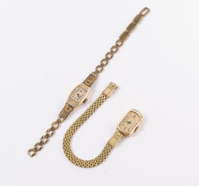  Two ladies' wristwatches. 
Rectangular cases with rounded corners in yellow gold...