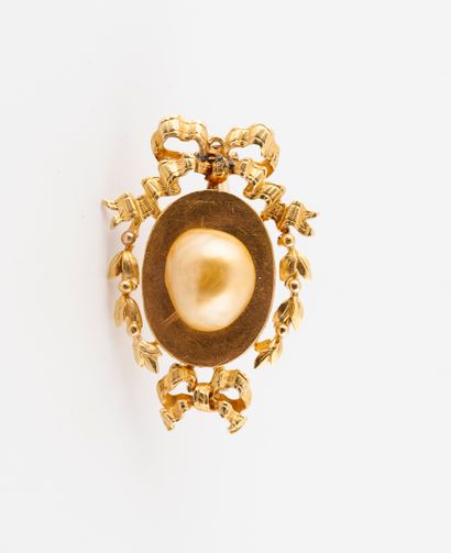 null Yellow gold (750) oval brooch centered with a golden baroque cultured pearl,...