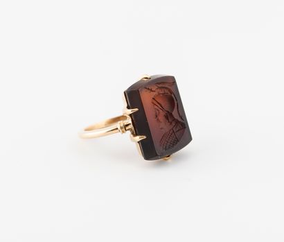 null Yellow gold ring (750) holding an intaglio on brown agate (?) representing a...