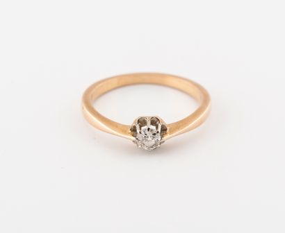 null Yellow and white gold (750) solitaire ring set with an old brilliant-cut diamond....