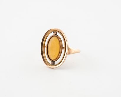 null Yellow gold (750) ring, centered on a faceted oval stone (yellow glass?), mobile...