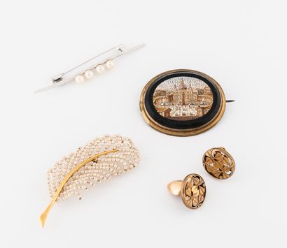 Petit lot de bijoux fantaisie : - Oval brooch with metal frame decorated with a micro...