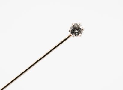 null Tie pin in white gold (750) set with a small brilliant-cut diamond. 

Approximate...