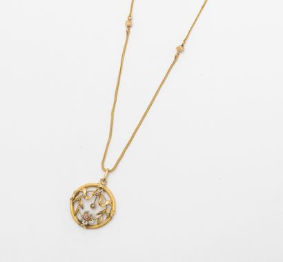 null Yellow gold (750) necklace with palm tree and cubes. Holding a round yellow...