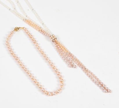 - Necklace of cultured pearls in pink tones....