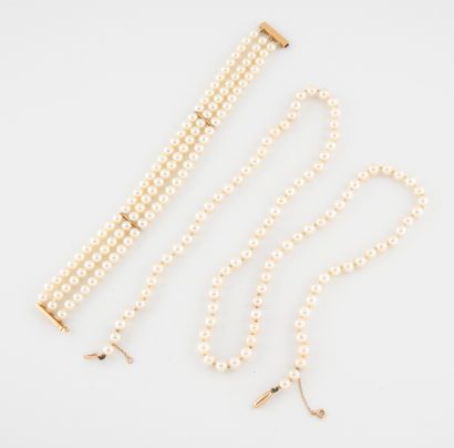null Collier à un rang et bracelet à trois rangs de perles de culture blanches. 

Fermoirs...