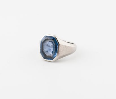 null Ring in platinum (950) set with an octagonal sapphire, faceted in a closed setting....