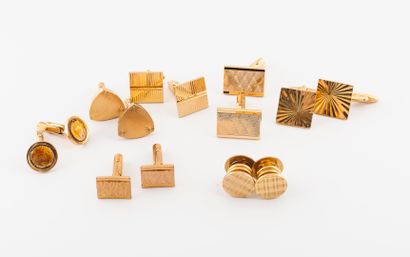 null Lot of 7 pairs of gilded metal cufflinks with radiating and grooved decoration....