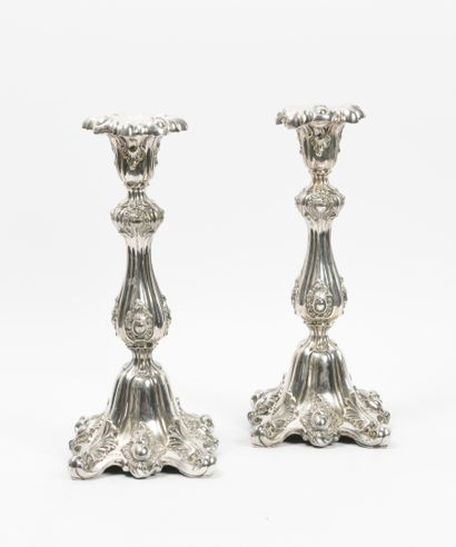 Allemagne Pair of four-legged silver sheet torches (900 / min 800) stamped with scrolls,...