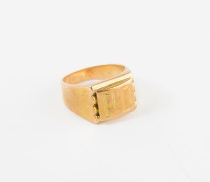 null Chevalière in yellow gold (750), engraved P.D. 
Weight : 8,7 g. - Finger size:...