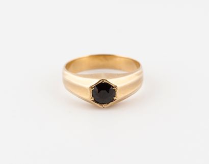 null Yellow gold (750) ring set with a round faceted garnet. 

Gross weight: 3.4...