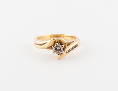 null Yellow gold (750) ring set with a brilliant-cut diamond in a claw setting and...