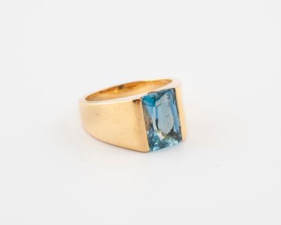 Yellow gold (750) ring set with a faceted rectangular aquamarine in a semi-closed...