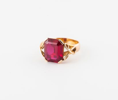 null Yellow gold (750) ring set with a synthetic ruby in a claw setting.

Gross weight:...