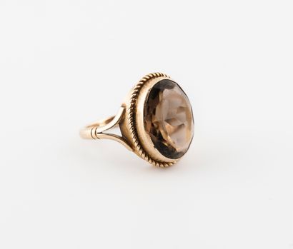 null Yellow gold ring (375) set with an oval faceted smoky quartz. 

Gross weight:...