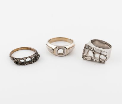 null Three ring settings :

- one in yellow gold (750) with patina engraved with...