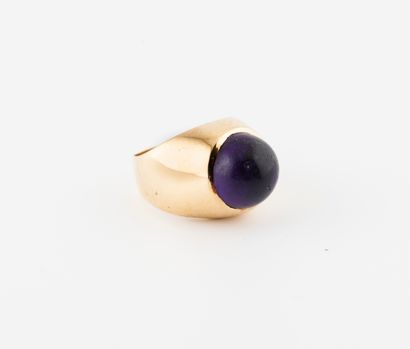 Yellow gold ring (750) centered on a cabochon...