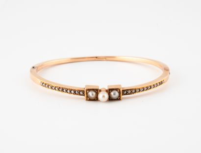 null Yellow gold (750) rigid bracelet, opening, centered on a white cultured pearl,...