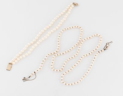  - Long necklace made of white cultured pearls choker. 
Clasp ratchet in white gold...