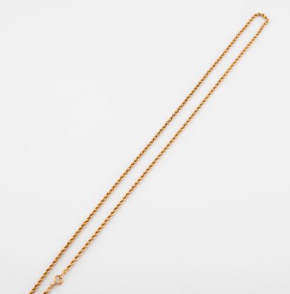  Long neck chain in yellow gold (750) with twisted link. 
Spring ring clasp. 
Net...