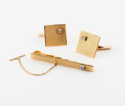null Pair of yellow gold (750) guilloché cufflinks and tie clip set with small eight-eighths...