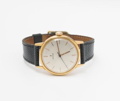 OMEGA Men's wristwatch. 
Round case in yellow gold (750). 
Dial with champagne background,...
