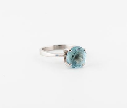 null White gold (750) ring set with a round faceted pale aquamarine. 

Gross weight:...