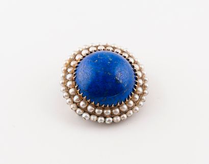 null Yellow gold (750) round brooch set with a large lapis lazuli cabochon, perhaps...
