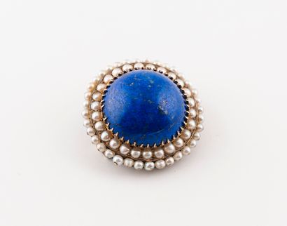 null Broche ronde en or jaune (750) ornée d'un important cabochon de lapis lazuli,...