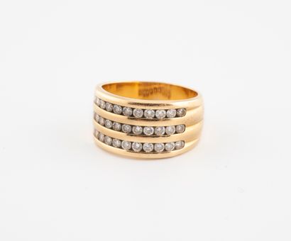 null Bague bandeau en or jaune (750) ornée de trois rangs de diamants de taille brillant...