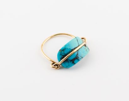 null Yellow gold (750) filin ring holding a mobile turquoise pebble. 

Gross weight:...