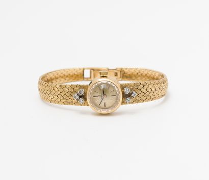 OMEGA Montre-bracelet de dame en or jaune (750) et petits diamants de taille brillant...